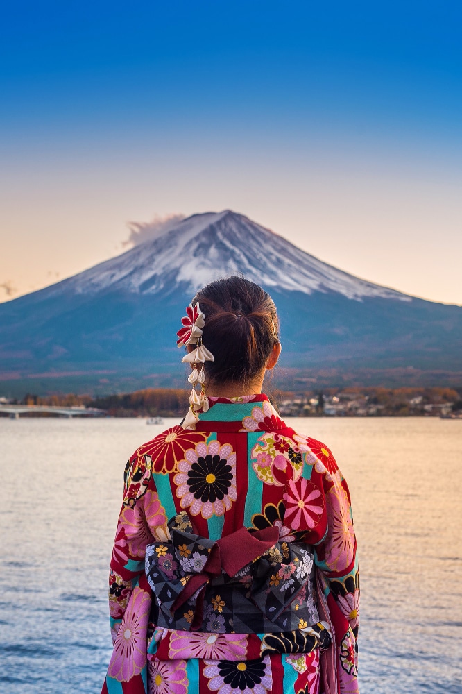 femme asiatique portant kimono traditionnel japonais montagne fuji coucher soleil au lac kawaguchiko au japon