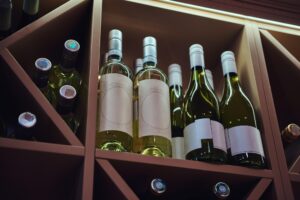 bouteilles vin savoureux dans restaurant chic sont stockees etagere